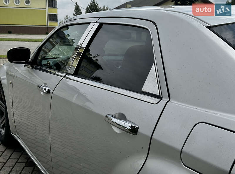 Седан Chrysler 300C 2008 в Львові