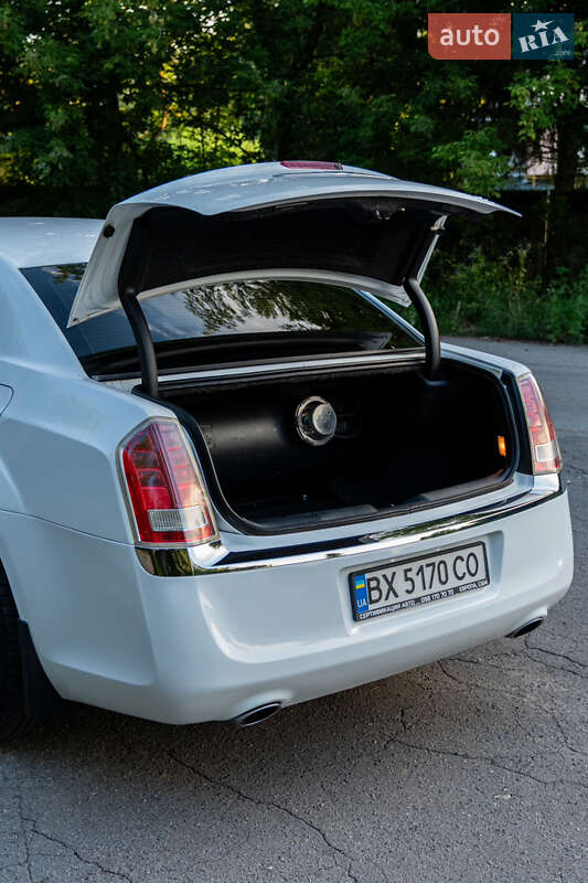 Седан Chrysler 300C 2014 в Хмельницком