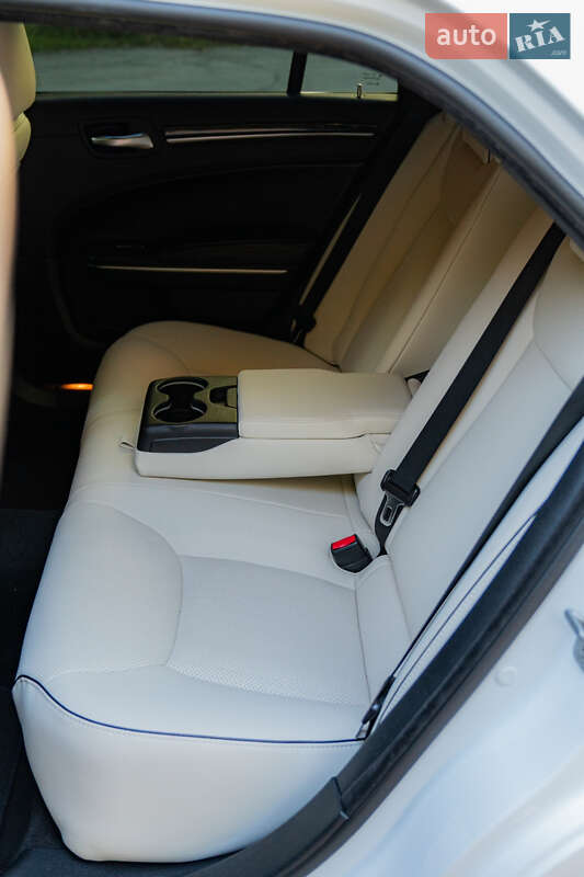 Седан Chrysler 300C 2014 в Хмельницком