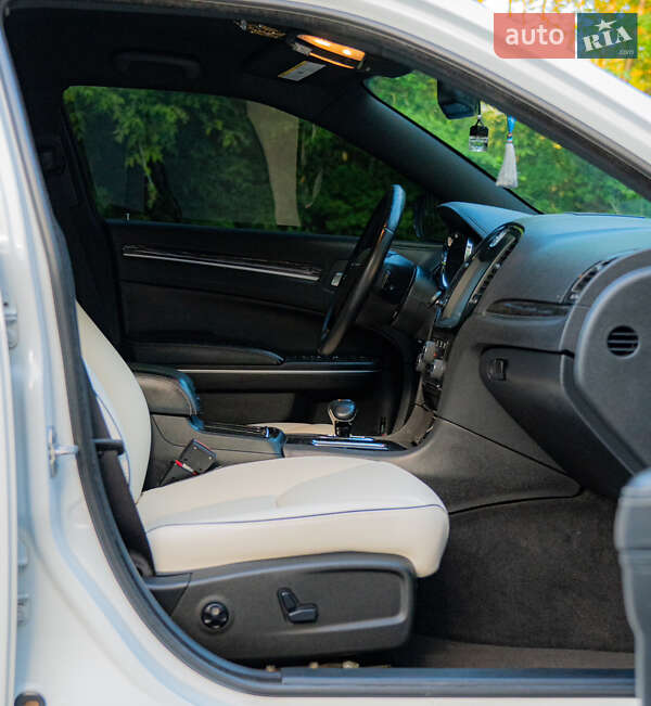 Седан Chrysler 300C 2014 в Хмельницком