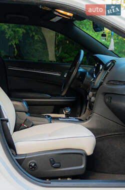 Седан Chrysler 300C 2014 в 