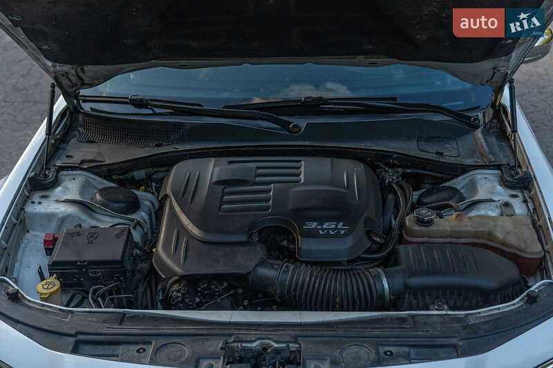 Седан Chrysler 300C 2014 в Хмельницком