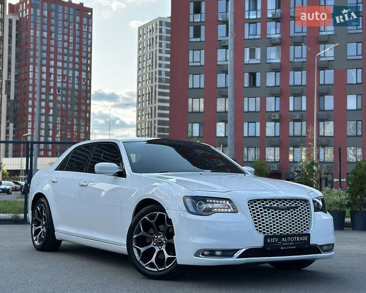 Седан Chrysler 300C 2015 в 