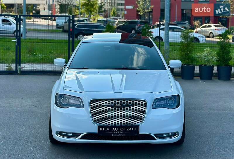 Седан Chrysler 300C 2015 в Киеве