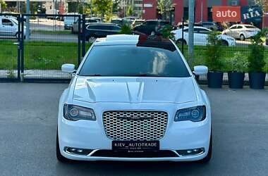 Седан Chrysler 300C 2015 в 