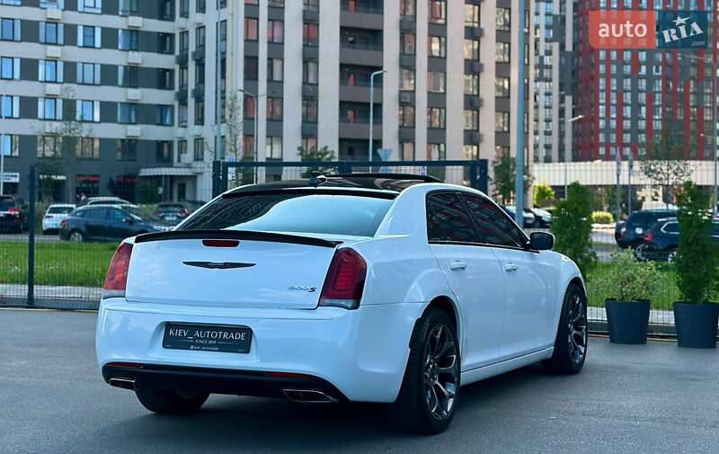 Седан Chrysler 300C 2015 в Киеве