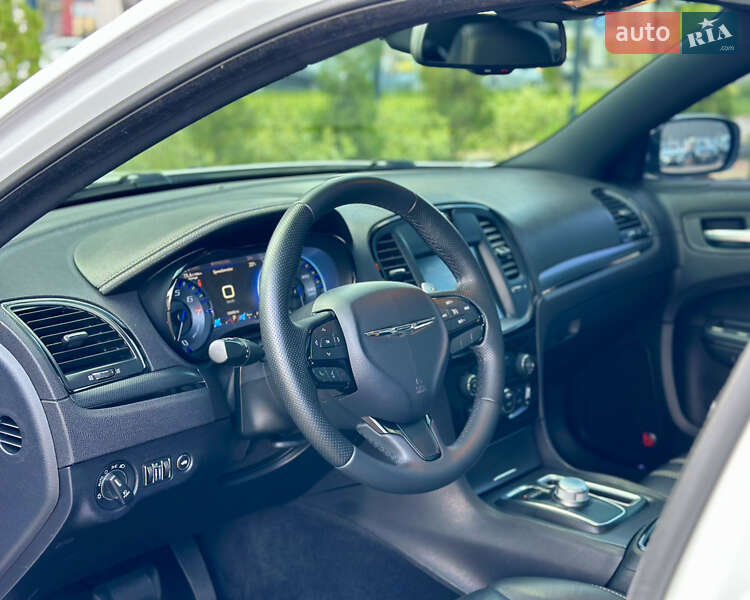Седан Chrysler 300C 2015 в Киеве
