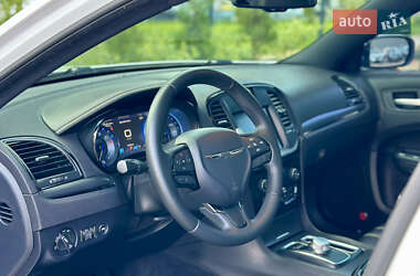 Седан Chrysler 300C 2015 в 