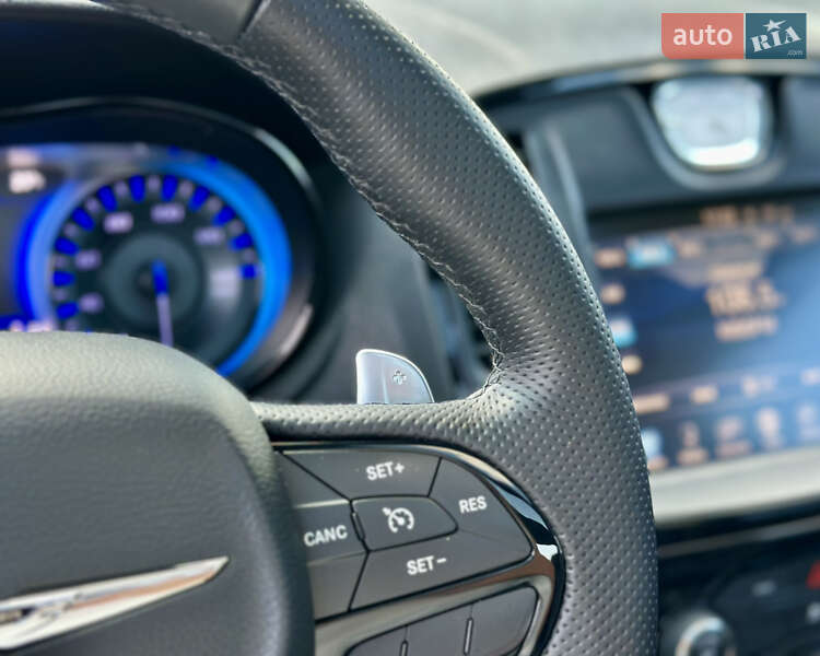 Седан Chrysler 300C 2015 в Киеве