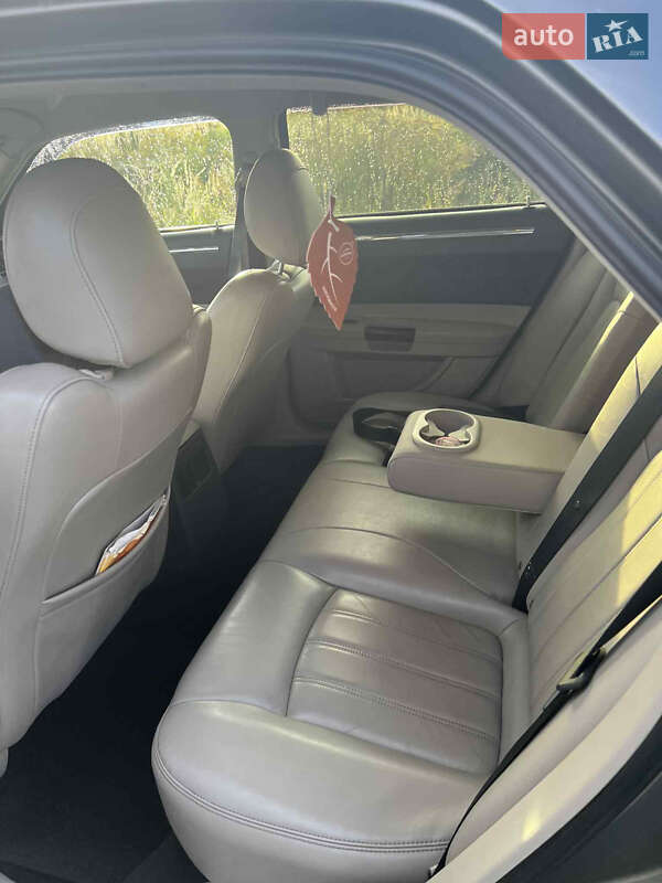 Седан Chrysler 300C 2006 в Бродах