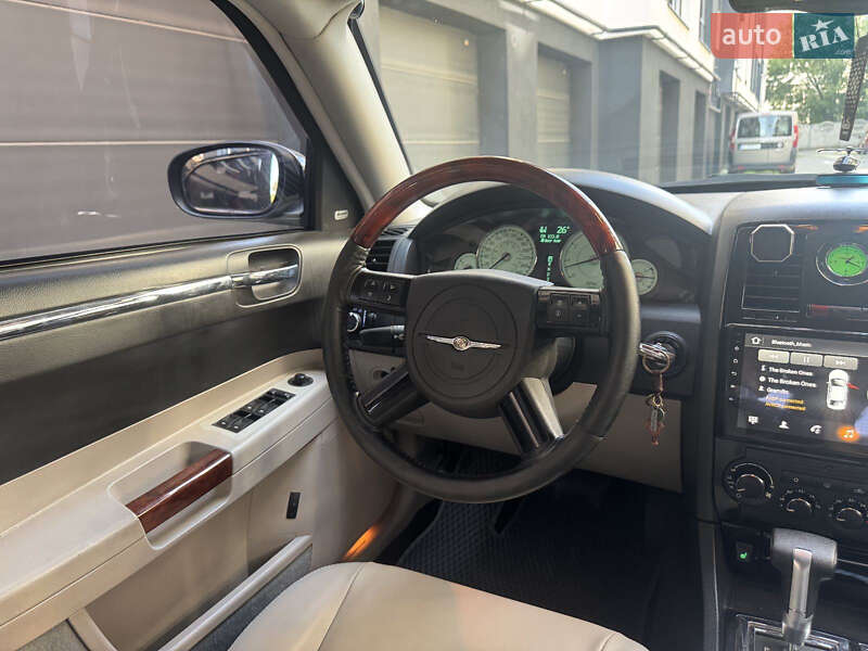 Седан Chrysler 300C 2005 в Львові