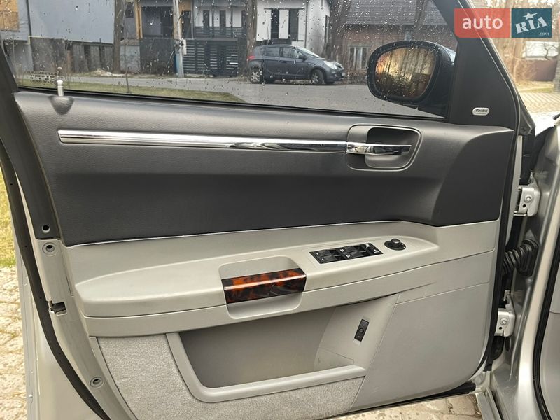Седан Chrysler 300C 2006 в Львове
