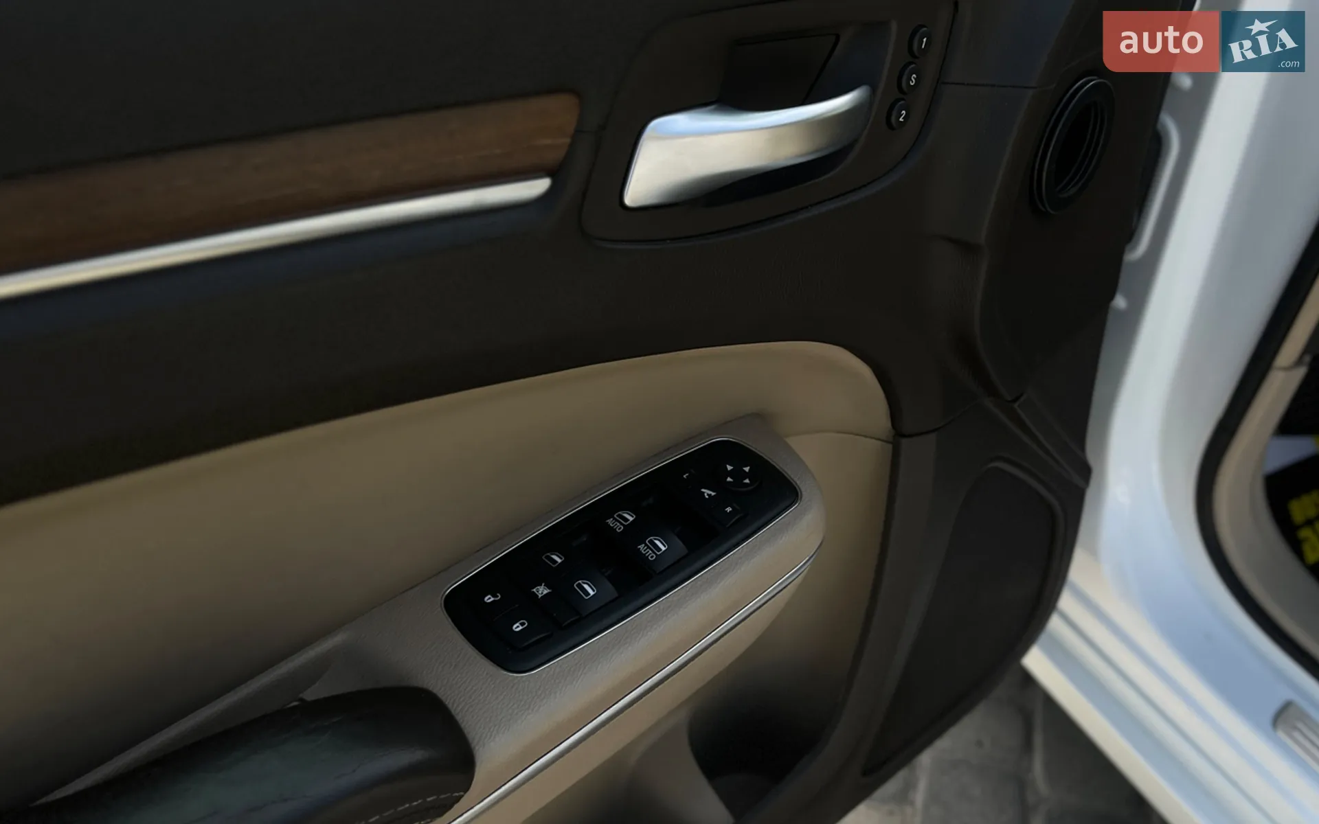 2012 Chrysler 300C - мініатюра 11