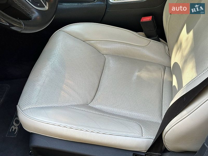 Седан Chrysler 300C 2016 в Киеве