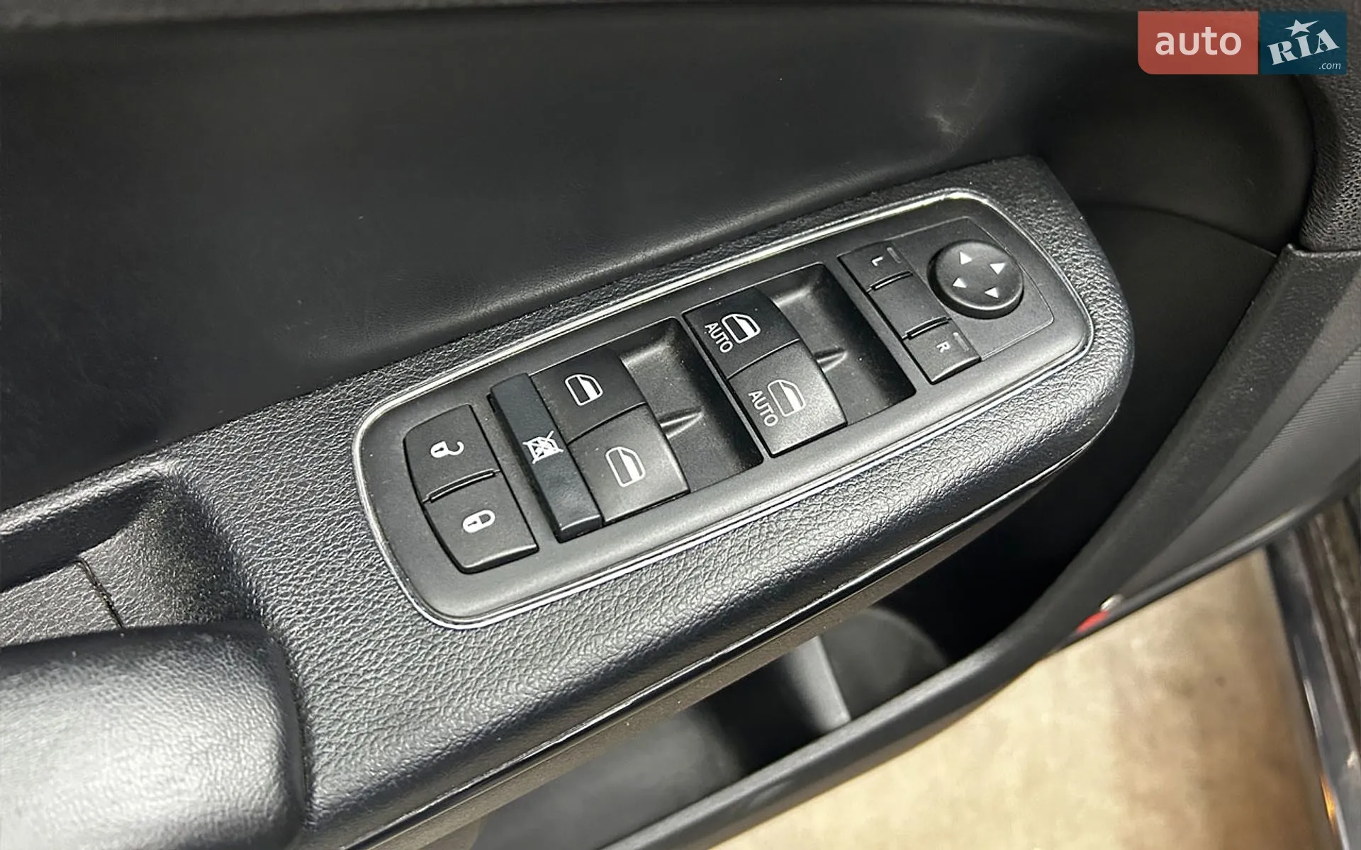 2015 Chrysler 300C - мініатюра 14