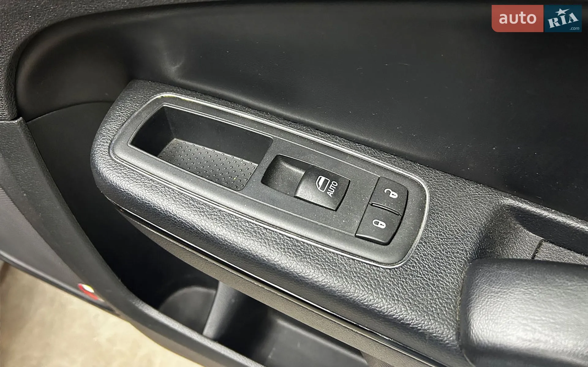 2015 Chrysler 300C - мініатюра 28