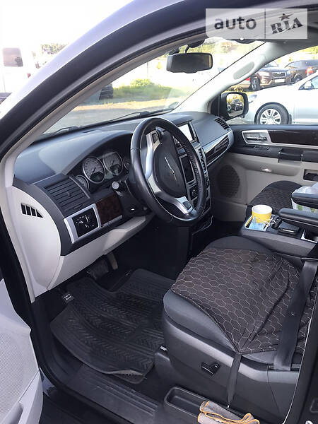 Минивэн Chrysler Grand Voyager 2009 в Долине