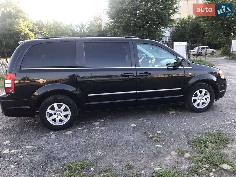 Минивэн Chrysler Grand Voyager 2009 в Долине