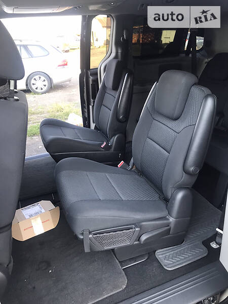 Минивэн Chrysler Grand Voyager 2009 в Долине