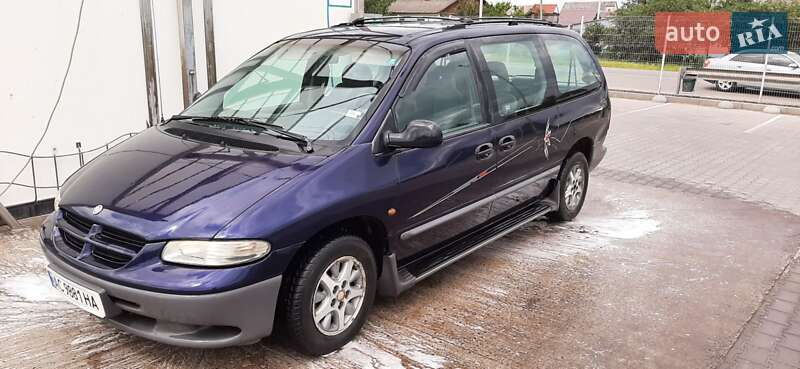 Мінівен Chrysler Grand Voyager 1998 в Нововолинську