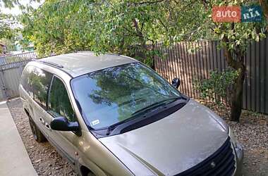 Хэтчбек Chrysler Grand Voyager 2004 в 