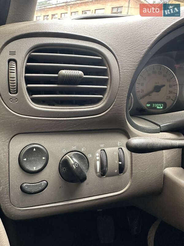 Універсал Chrysler Grand Voyager 2003 в Чернівцях