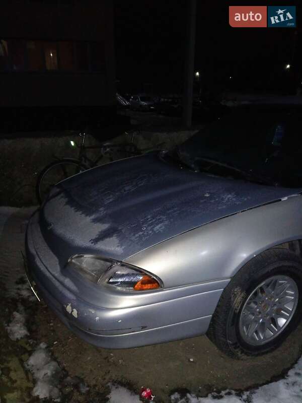 Седан Chrysler Intrepid 1994 в Здолбуніві