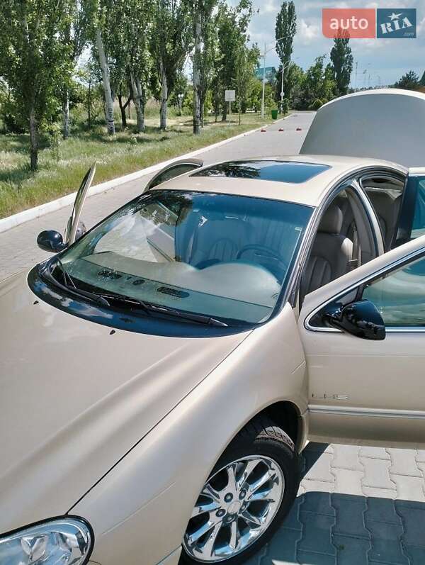 Седан Chrysler LHS 2001 в Измаиле