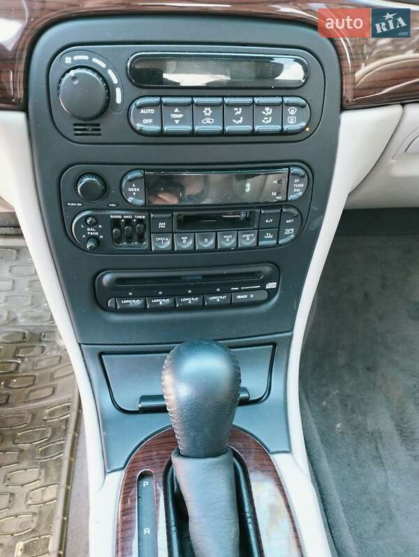 Седан Chrysler LHS 2001 в Измаиле