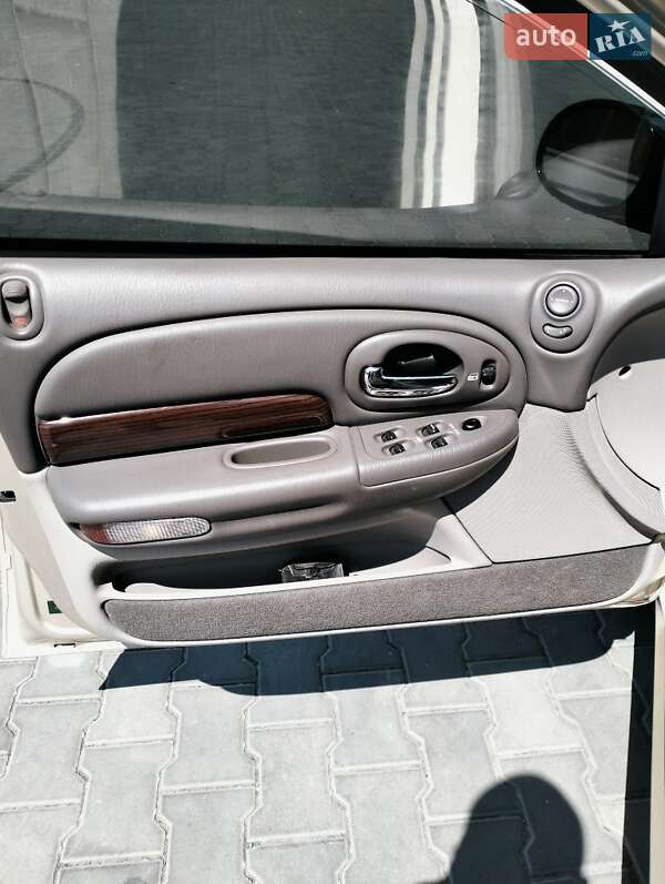 Седан Chrysler LHS 2001 в Измаиле