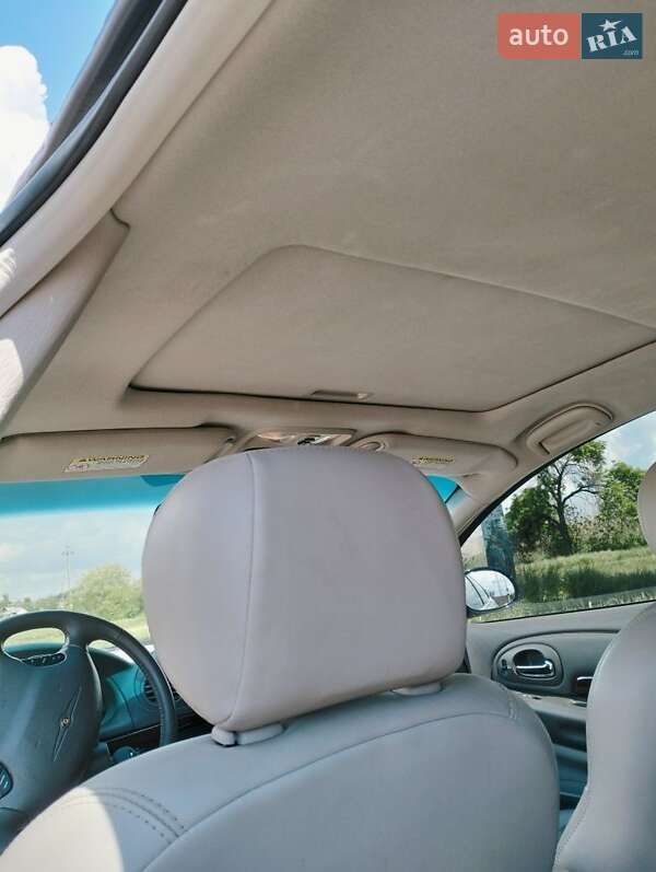 Седан Chrysler LHS 2001 в Измаиле