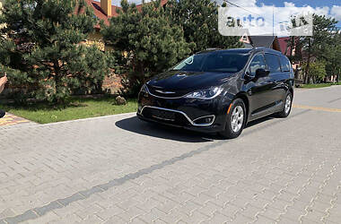 Минивэн Chrysler Pacifica 2016 в Львове