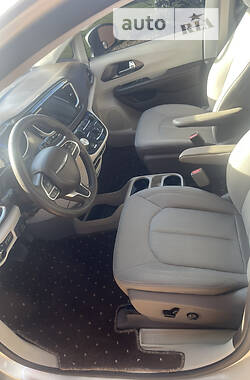 Минивэн Chrysler Pacifica 2016 в 