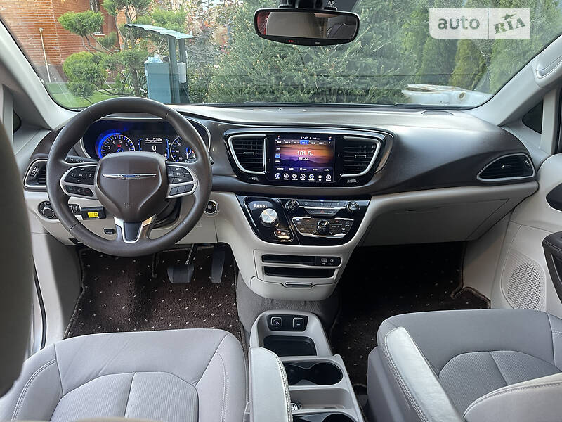 Мінівен Chrysler Pacifica 2016 в Києві