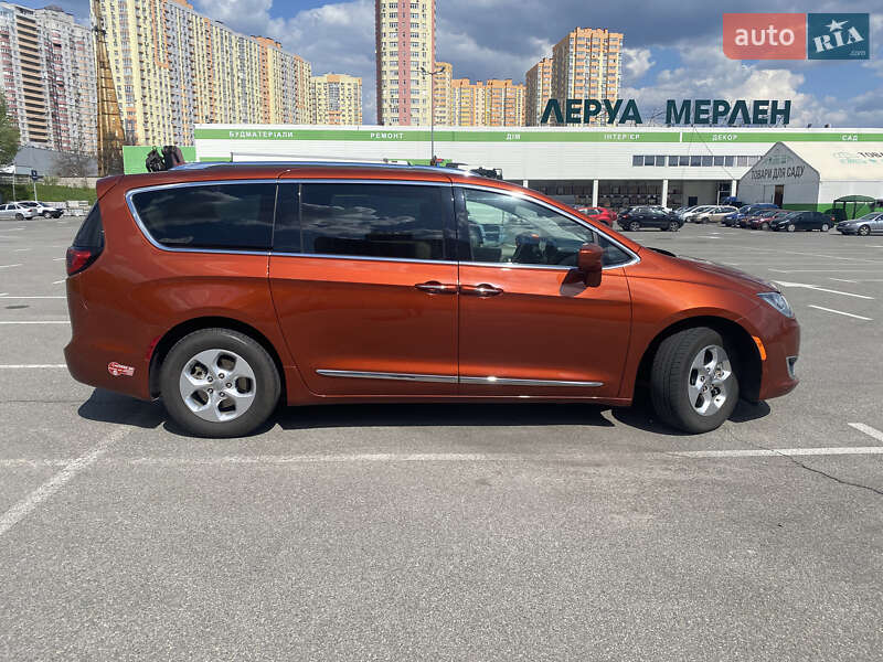 Минивэн Chrysler Pacifica 2018 в Киеве