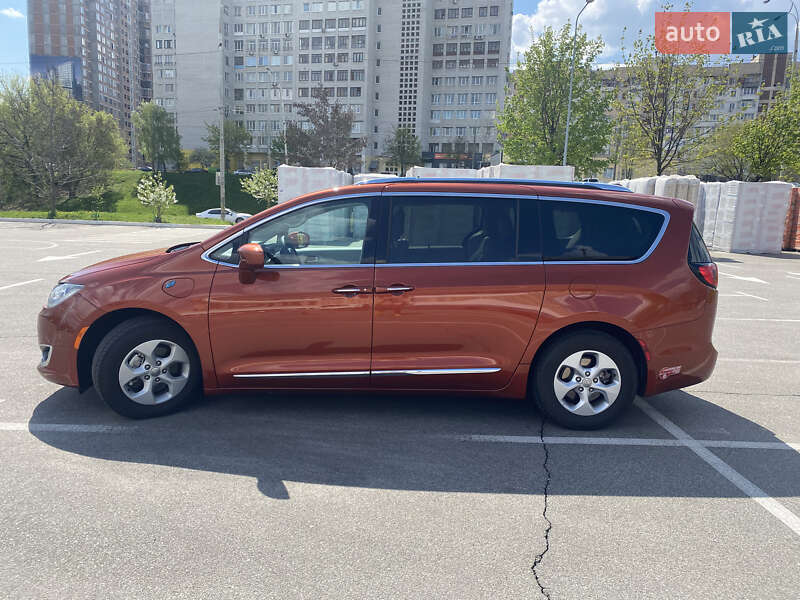 Минивэн Chrysler Pacifica 2018 в Киеве