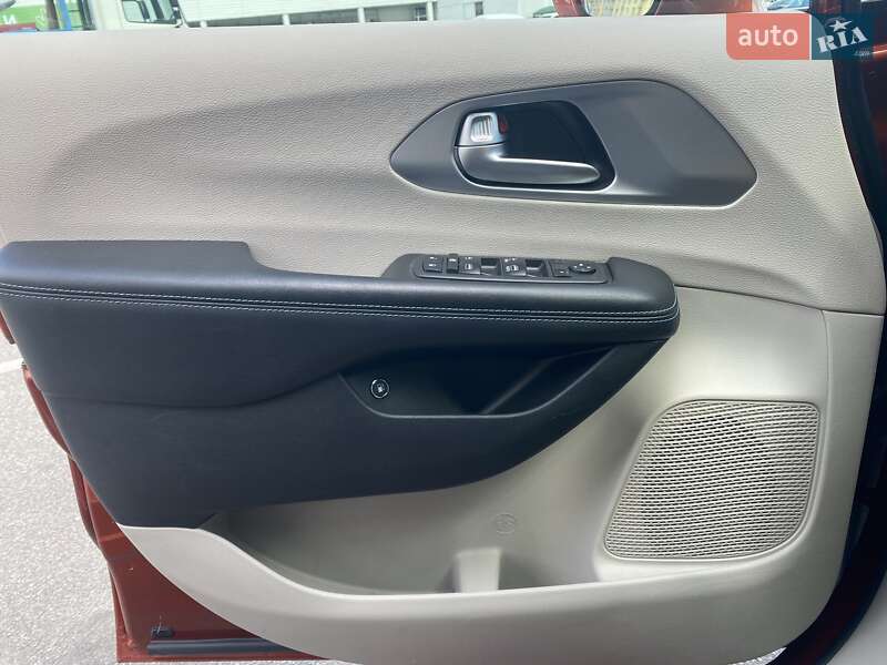 Минивэн Chrysler Pacifica 2018 в Киеве