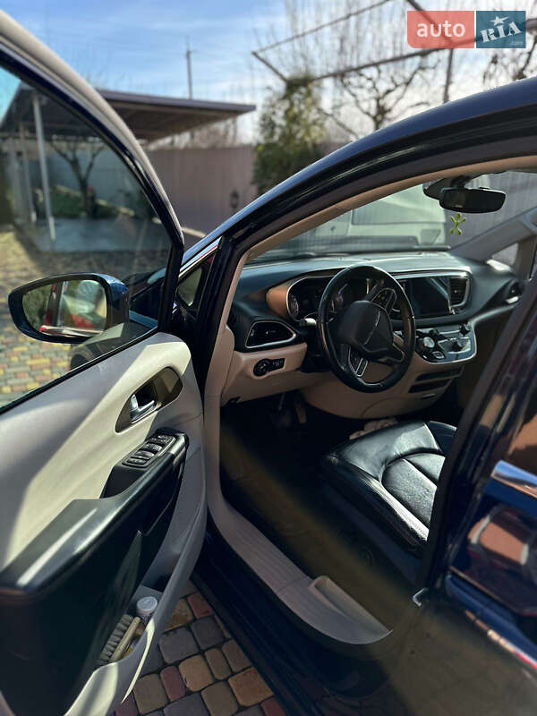 Внедорожник / Кроссовер Chrysler Pacifica 2017 в Ужгороде