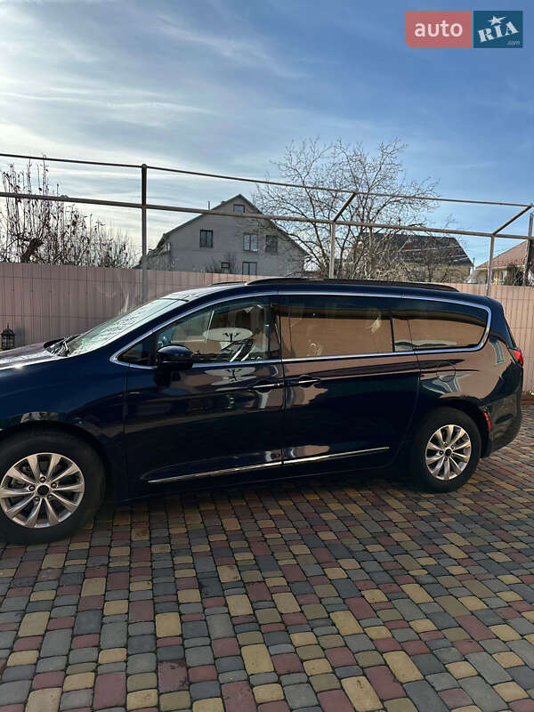 Внедорожник / Кроссовер Chrysler Pacifica 2017 в Ужгороде