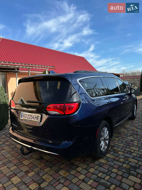 Внедорожник / Кроссовер Chrysler Pacifica 2017 в Ужгороде