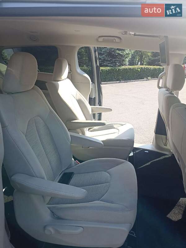 Мінівен Chrysler Pacifica 2018 в Києві