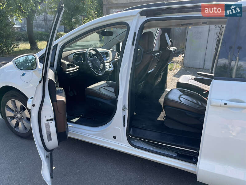 Минивэн Chrysler Pacifica 2018 в Киеве фото 9 Минивэн Chrysler Pacifica 2018 в Киеве