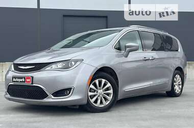 Мінівен Chrysler Pacifica 2017 в Львові