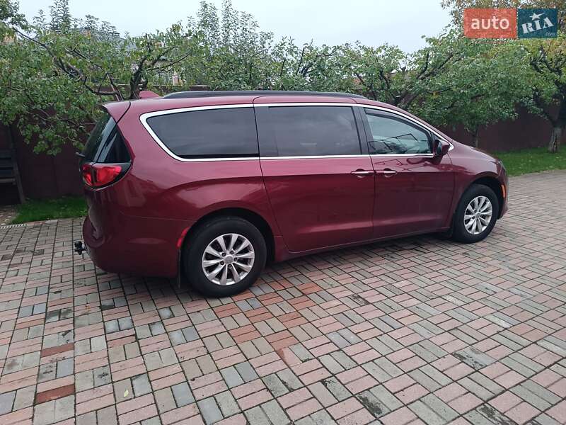 Мінівен Chrysler Pacifica 2018 в Києві