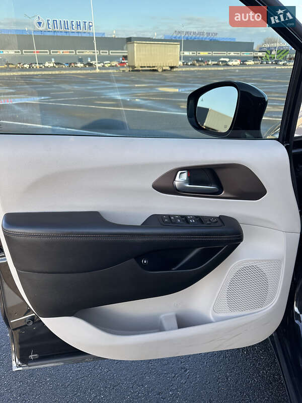 Минивэн Chrysler Pacifica 2017 в Днепре