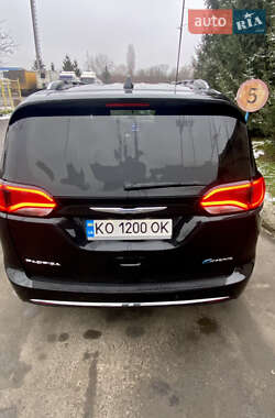 Мінівен Chrysler Pacifica 2020 в 