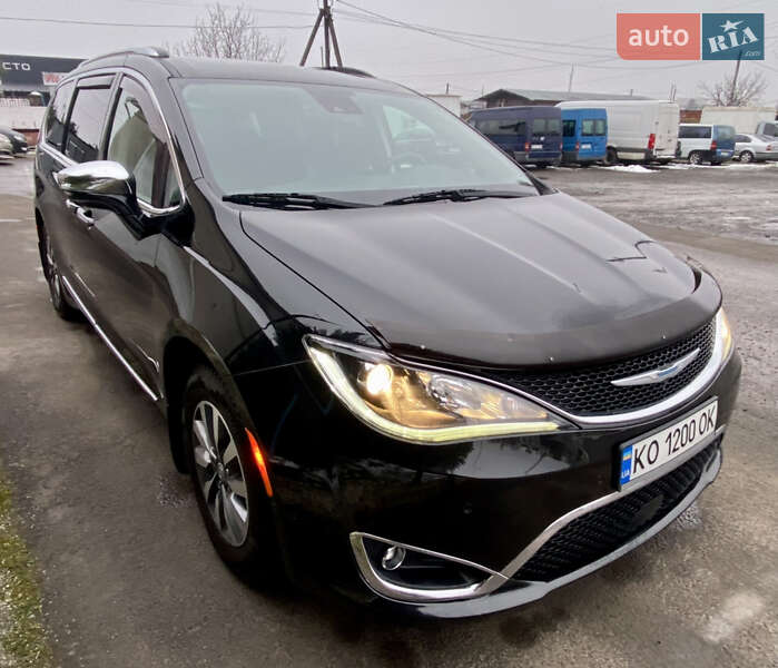 Мінівен Chrysler Pacifica 2020 в Ужгороді