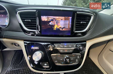 Мінівен Chrysler Pacifica 2020 в 