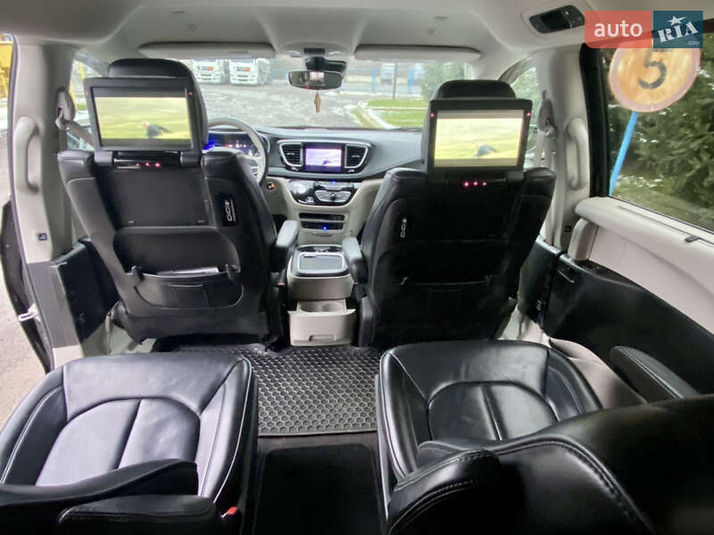Минивэн Chrysler Pacifica 2020 в 