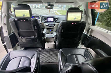 Мінівен Chrysler Pacifica 2020 в 